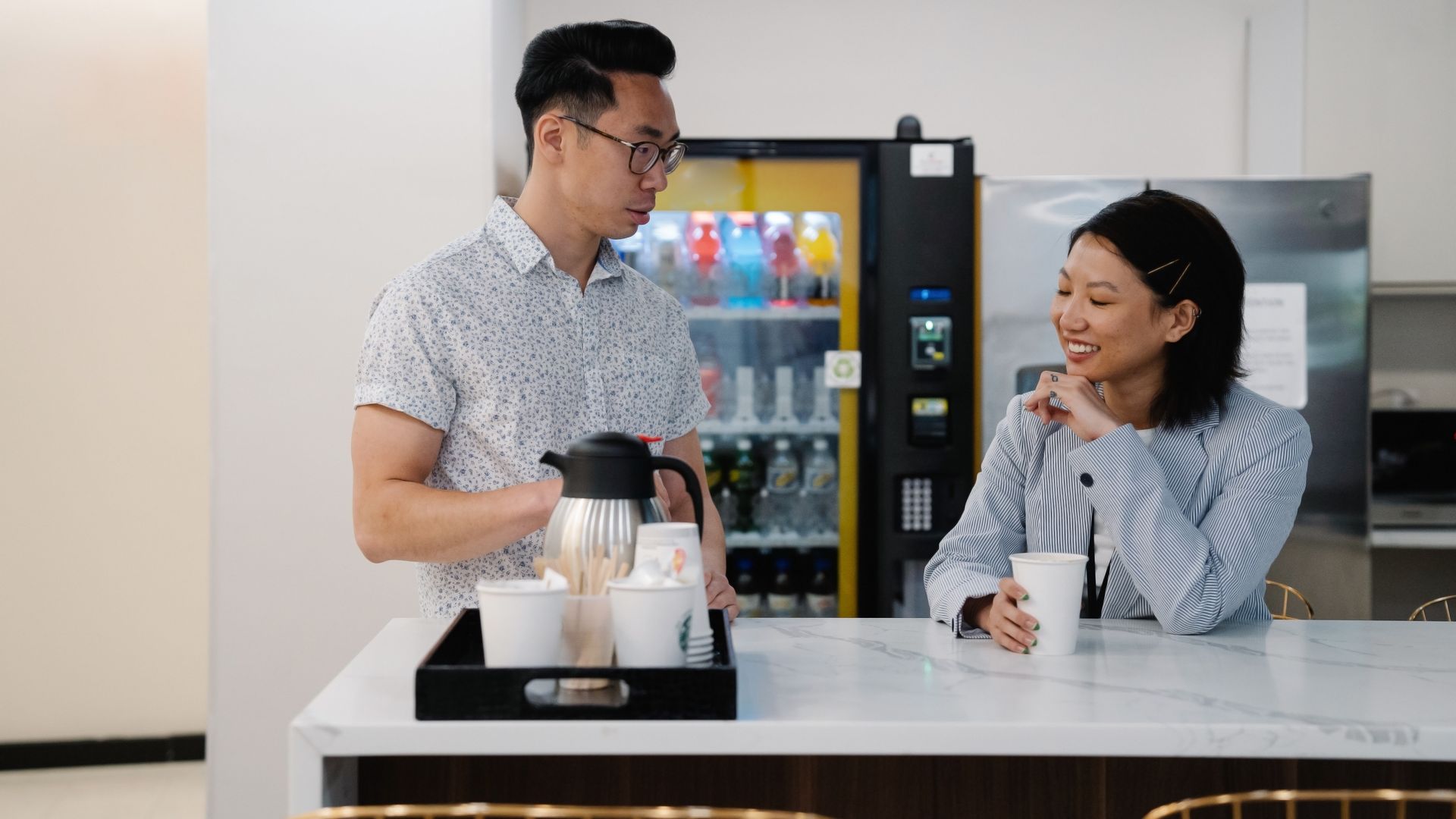 Distributore automatico di bevande in un ufficio moderno