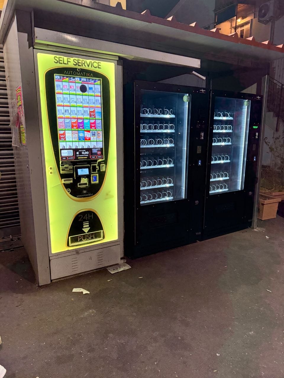 Distributore self service con lettore banconote e tastierino