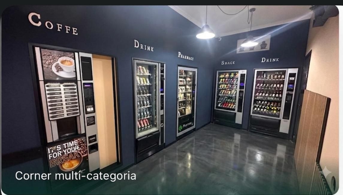 Corridoio negozio automatico con distributori caffè, drink, snack e farmacia