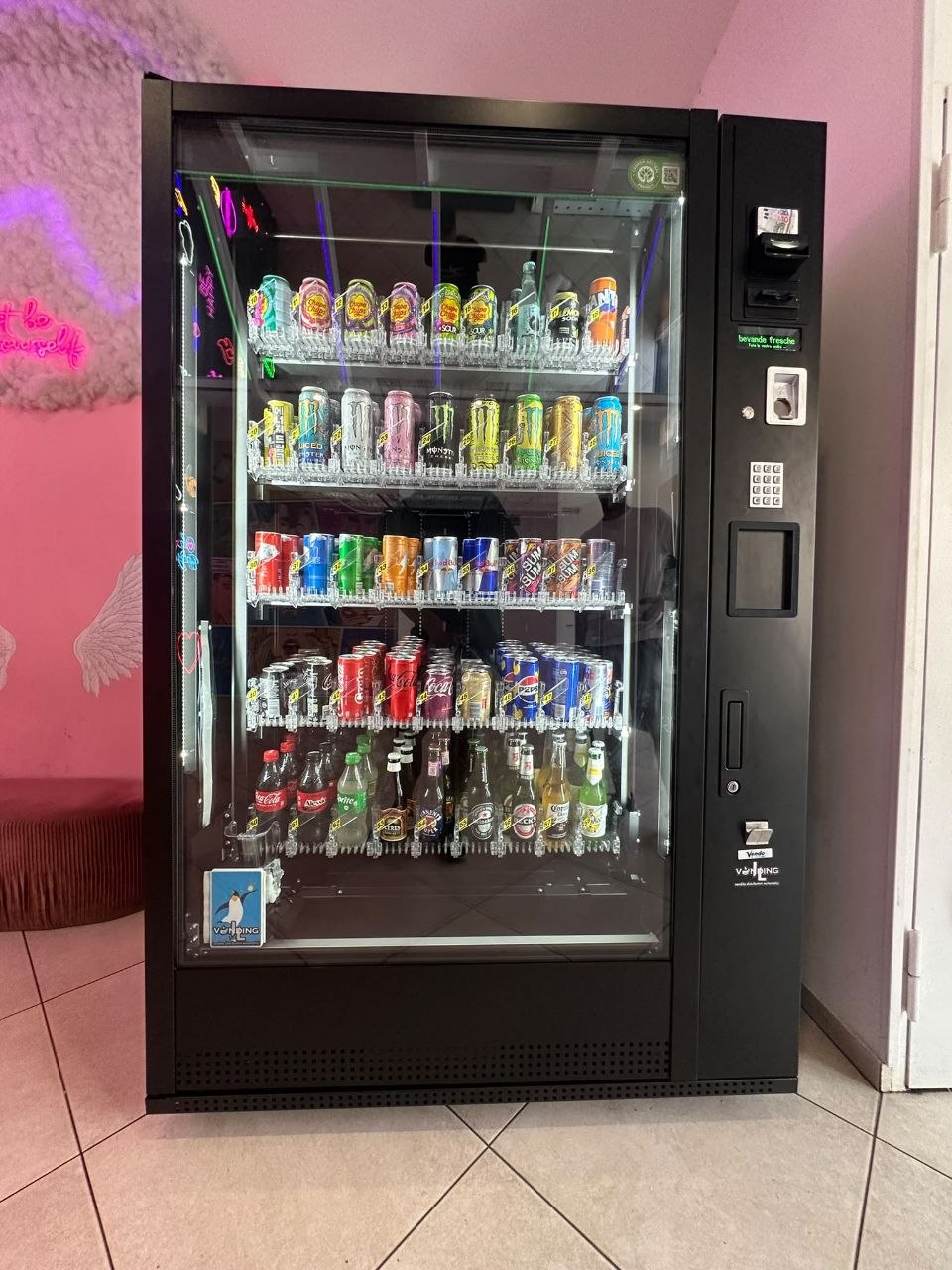 Distributore automatico di bevande in un negozio self service
