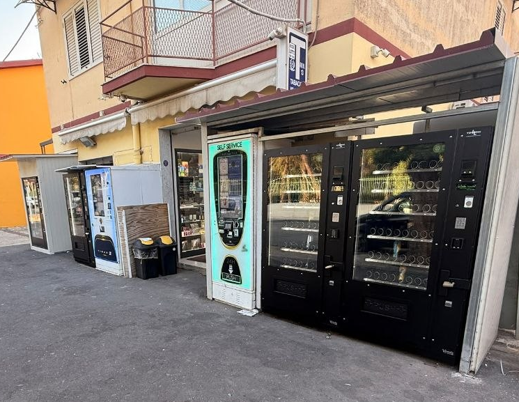 Negozio automatico H24 all'esterno, distributori self service